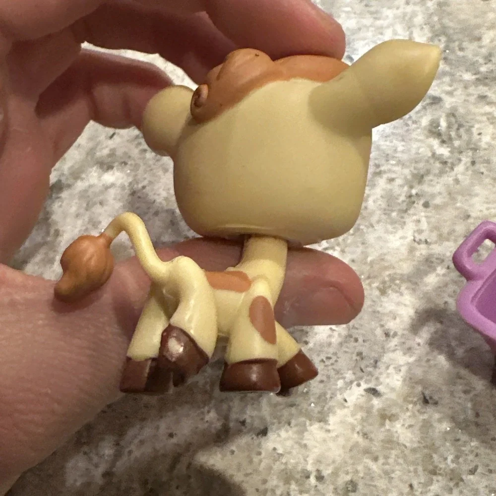 Authentic Littlest Pet Shop #970 Brown Beige Cow W/ Purple Bowl Toy Vintage Y2K
